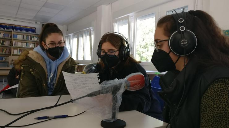 Adolescentes galegos facendo radio para combater o machismo e o discurso de odio/ Agareso