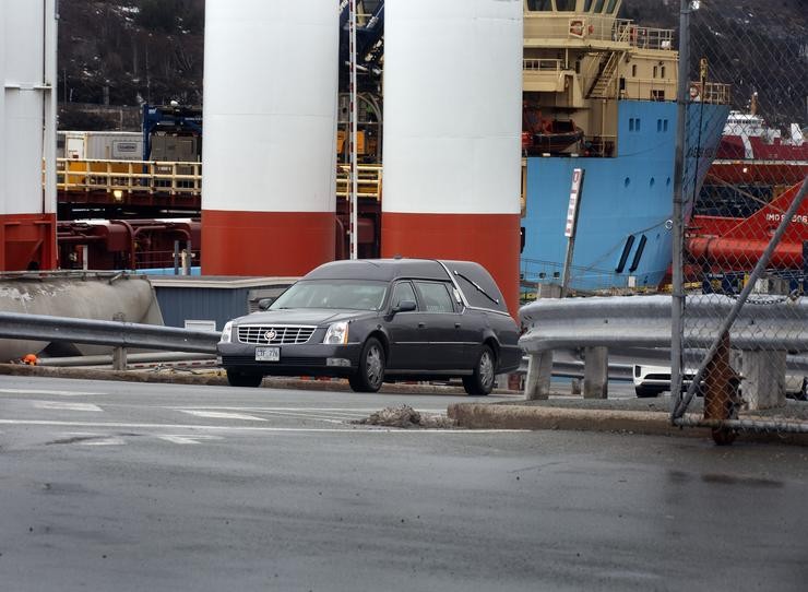 Dous coches fúnebres trasladan os corpos dos dous pescadores naufragados en Terranova que hoxe foron transportados no buque ?Nexus? que chegou ao Porto de San Xoán de Terranova, a 18 de febreiro de 2022, en San Juan, Terranova (Canadá). Os ba. PAUL DALY - Europa Press / Europa Press