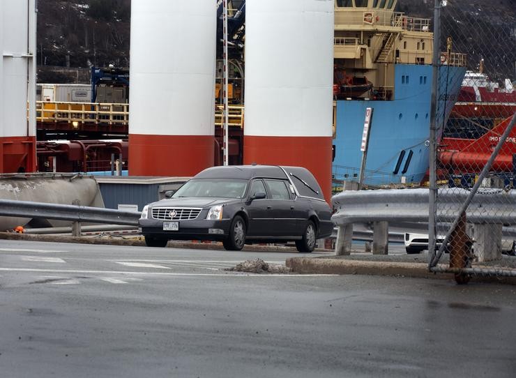 Dous coches fúnebres trasladan os corpos dos dous pescadores naufragados en Terranova que hoxe foron transportados no buque ?Nexus? que chegou ao Porto de San Xoán de Terranova, a 18 de febreiro de 2022, en San Juan, Terranova (Canadá). Os ba. PAUL DALY - Europa Press 