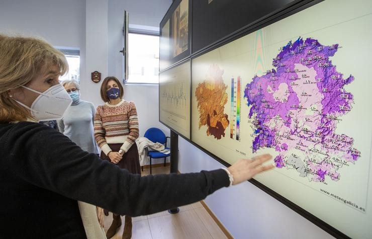 A conselleira de Medio Ambiente, Territorio e Vivenda, Anxos Vázquez, e a meteoróloga Ana Lage na sede de Meteogalicia para avanzar o balance climatolóxico de xaneiro de 2022 en Galicia.. XUNTA 