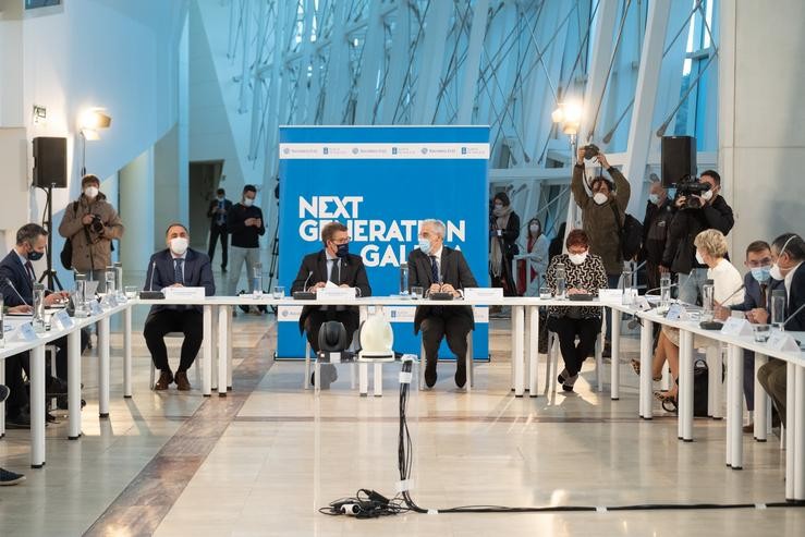 O titular do Goberno galego, Alberto Núñez Feijóo, no Foro NGEU PERTE Saúde de vangarda, xunto ao vicepresidente segundo e ao conselleiro de Sanidade. DAVID CABEZÓN @ XUNTA DE GALICIA / Europa Press