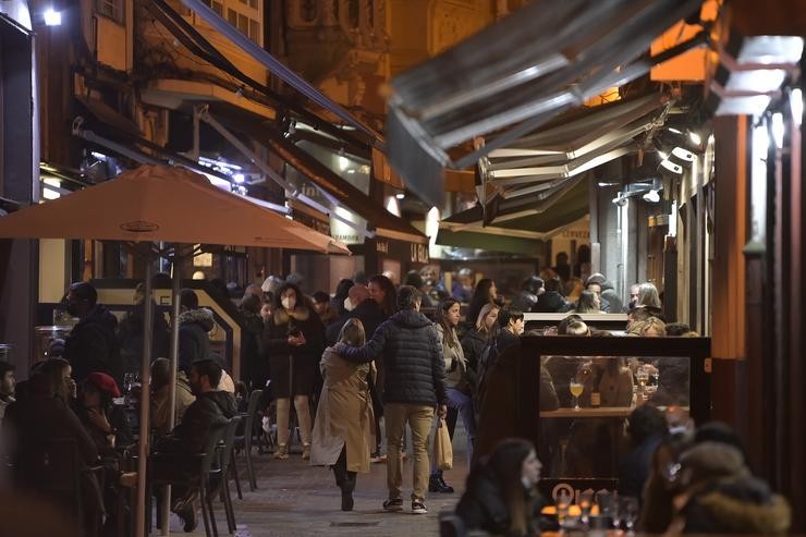 Cidadáns nunha zona de canas/copas a noite que se eliminan as limitacións horarias para a hostalaría galega, a 11 de febreiro de 2022, na Coruña. M. Dylan - Europa Press / Europa Press