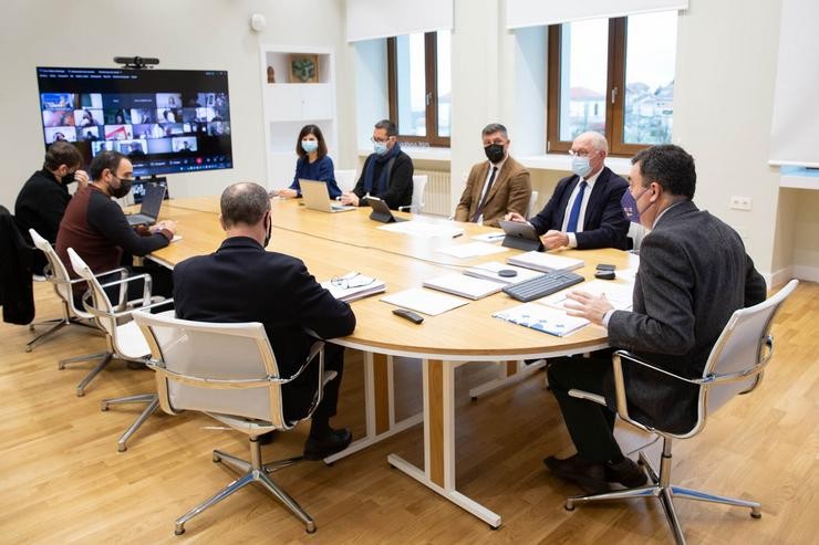 Ou conselleiro de Cultura, Educación e Universidade, Román Rodríguez, reúnese co grupo de traballo que prepara os currículos da nova lei de educación. CONSELLERÍA DE EDUCACIÓN 