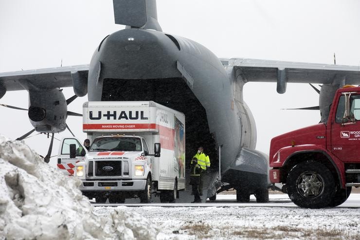 Un camión de aluguer a bordo do avión á súa chegada no aeroporto de San Xoán de Terranova, a 20 de febreiro de 2022, en Terranova, Canadá (Estados Unidos). O goberno español fretou este avión para repatriar ao tres mariñeiros sobreviventes ao. PAUL DALY - Europa Press 