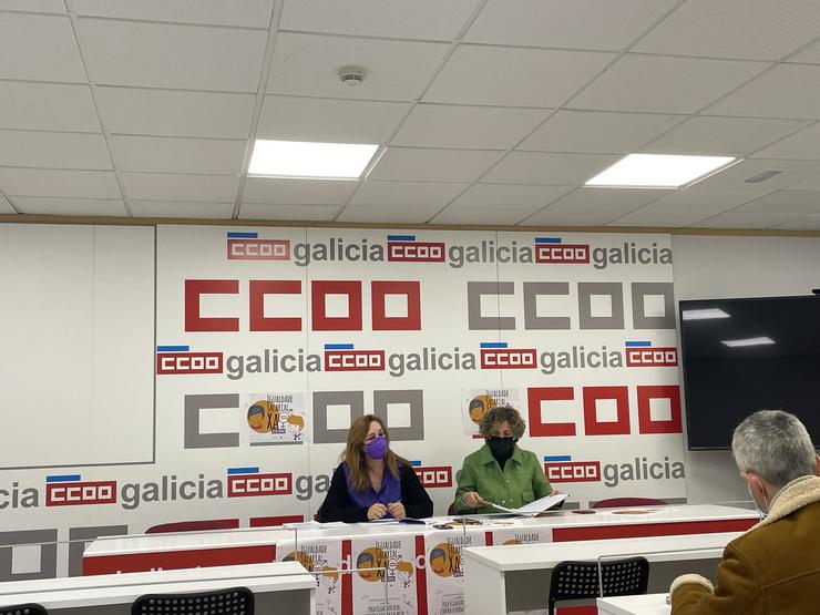 Mamen Sabio, secretaria de Igualdade de CCOO Galicia e Alicia Perez, secretaria xeral de CCOO presentan os datos da situación sociolaboral das mulleres 