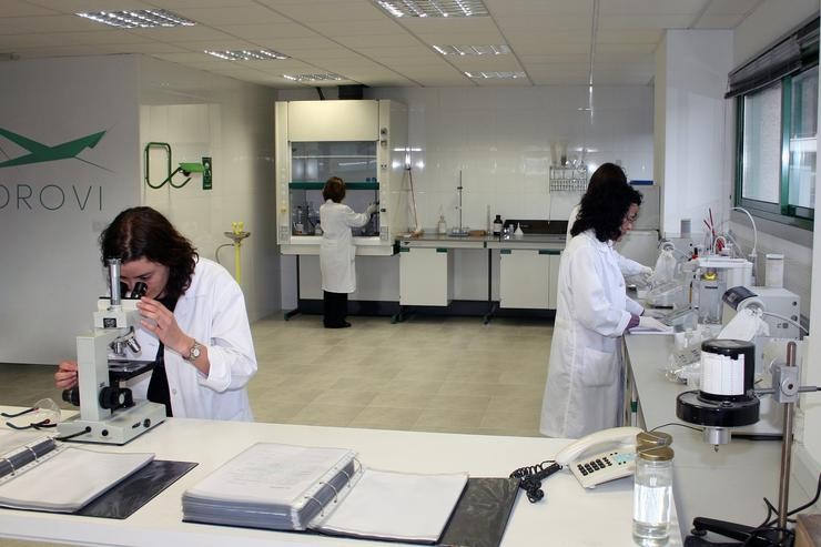 Persoal da empresa DROVI. INCIS - Arquivo / Europa Press