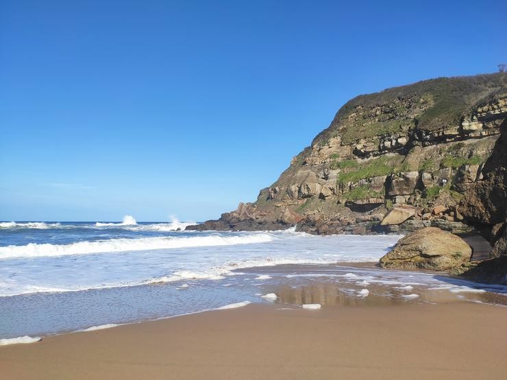 Praia da Ñora, en Xixón. Ondada, temporal, fenómenos costeiros.