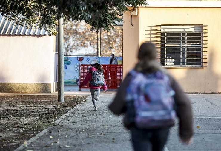 Arquivo - Dúas nenas entran no colexio público CEIP Antonio Machado, a 15 de decembro de 2021, en Valencia, Comunidade Valenciana (España).. Rober Solsona - Europa Press - Arquivo / Europa Press