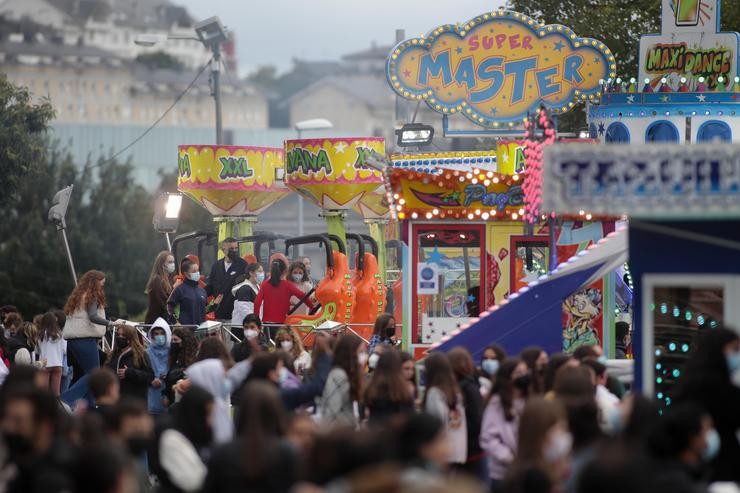 Arquivo - Varias persoas gozan dunha atracción de feira durante as festas de San Froilán, patrón de Lugo, a 4 de outubro de 2021, en Lugo, Galicia (España). A orixe dos festexos remóntase a 1754 e desde entón, son unha atracción turística. Carlos Castro - Europa Press - Arquivo