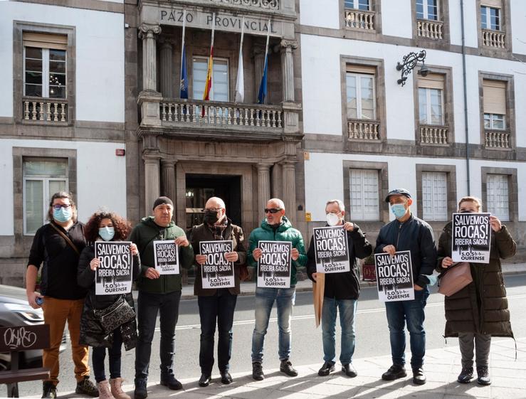 Concentración de SOS Ourense para pedir a paralización do proxecto que ameaza o mosteiro San Pedro de Rocas, en Ourense 