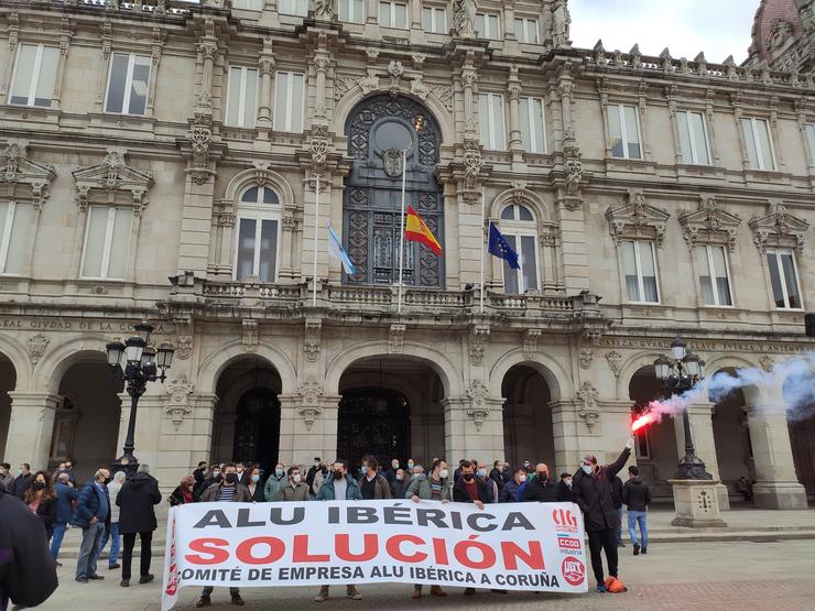 Traballadores de Alu Ibérica, este xoves, nunha concentración fronte ao Concello da Coruña / Europa Press