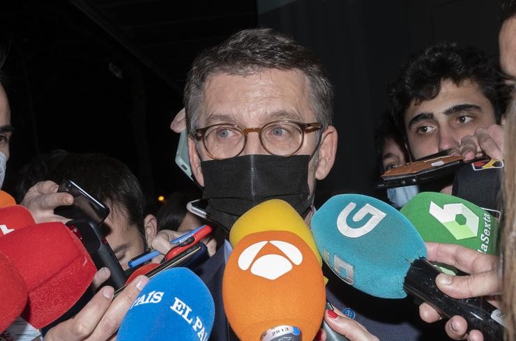 O presidente da Xunta de Galicia, Alberto Núñez Feijóo, ofrece declaracións aos medios de comunicación á súa saída da sede de Xénova.. Alberto Ortega - Europa Press / Europa Press
