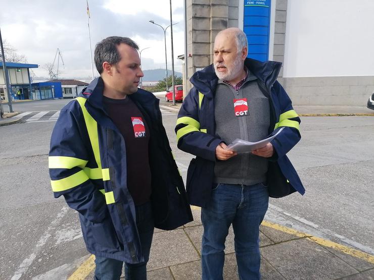 Javier Losada e Xaquín García Sinde á porta de Navantia. / Europa Press