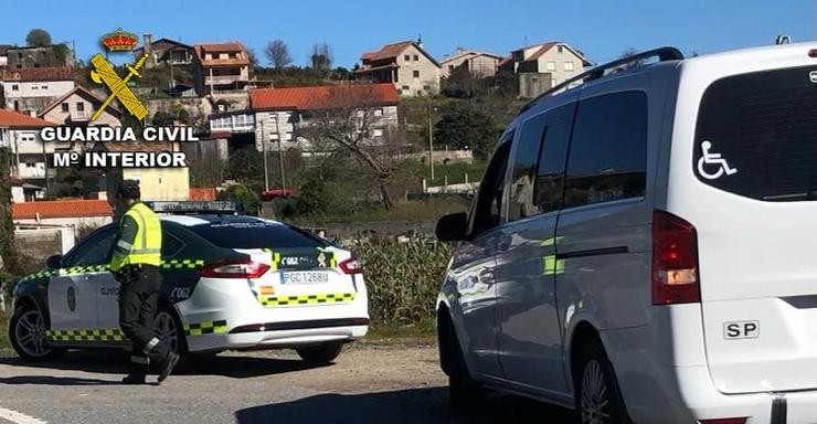 A Garda Civil intercepta en Vilaboa (Pontevedra) unha furgoneta de transporte escolar conducida por un taxista con positivo en drogas.. GARDA CIVIL 