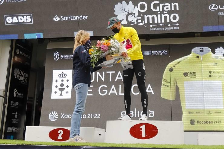 Magnus Cort Nielsen recibe en Vigo a camisola amarela como líder da primeira etapa da volta 