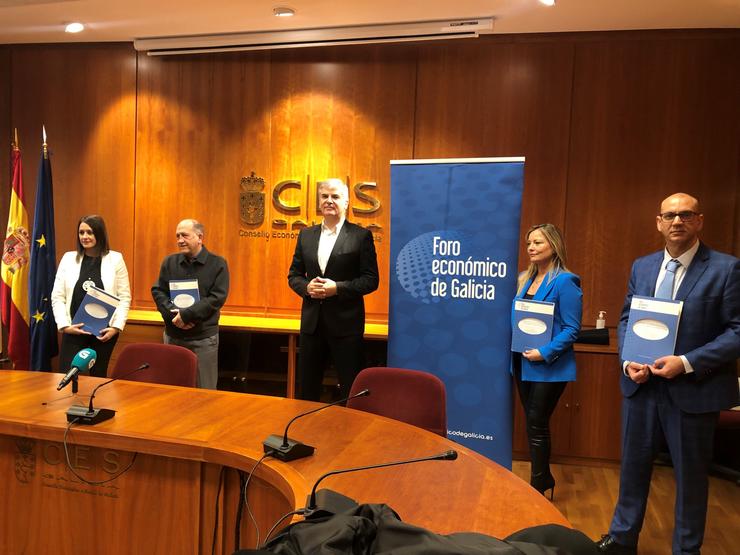 Os profesores da USC María Cadaval e Xoaquín Fernández Leiceaga, e os docentes na UVigo Santiago Lago e Alberto Vaquero, encargados de elaborar a proposta do Foro Económico de Gailcia para a reforma do modelo de financiamento autonómico / Foro Económicio.