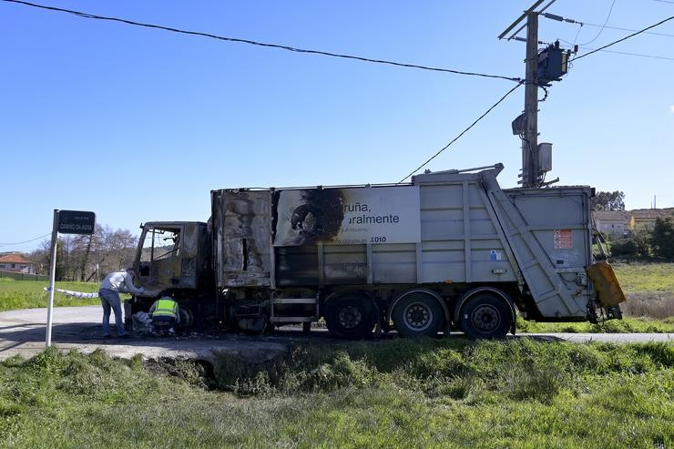 A Policía científica examina e marca pegadas no camión do servizo de recollida de lixo calcinado, tras a terceira madrugada de incidentes polo conflito do lixo, a 25 de febreiro de 2022, na Coruña 