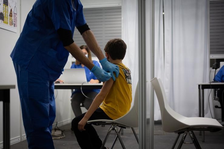 Arquivo - Un neno recibe a vacina contra o Covid-19, David Zorrakino - Europa Press - Arquivo