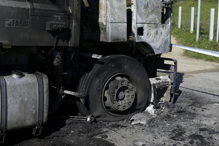 Un camión calcinado tras a terceira madrugada de incidentes polo conflito do lixo, a 25 de febreiro de 2022, na Coruña 