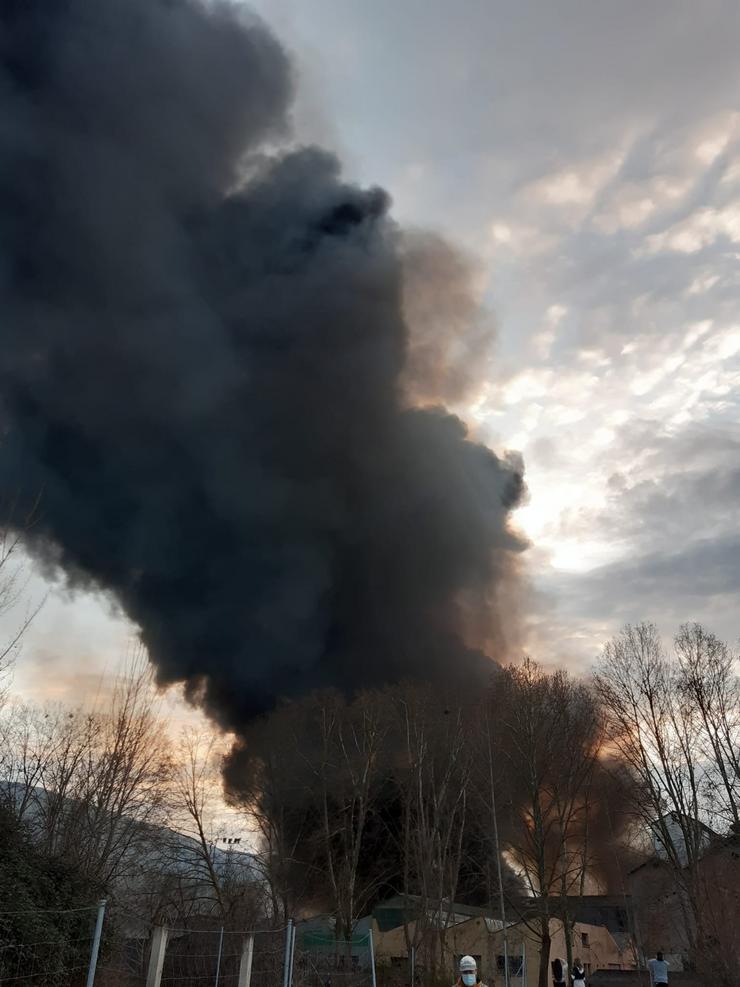 Incendio en naves industriais no Barco.