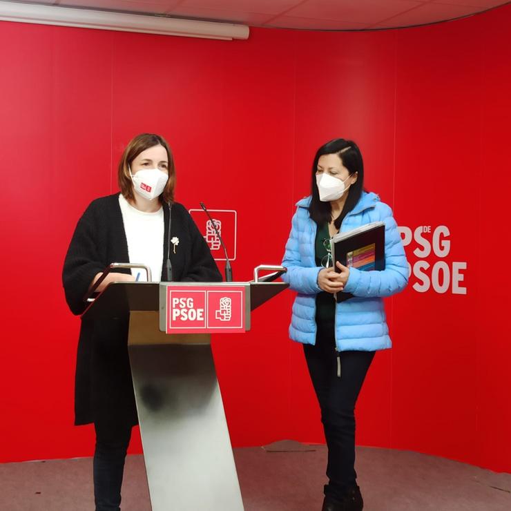 A portavoz da Executiva do PSdeG, María Pierres, e a secretaría de Vivenda, Aurea Soto, en rolda de prensa / Europa Press