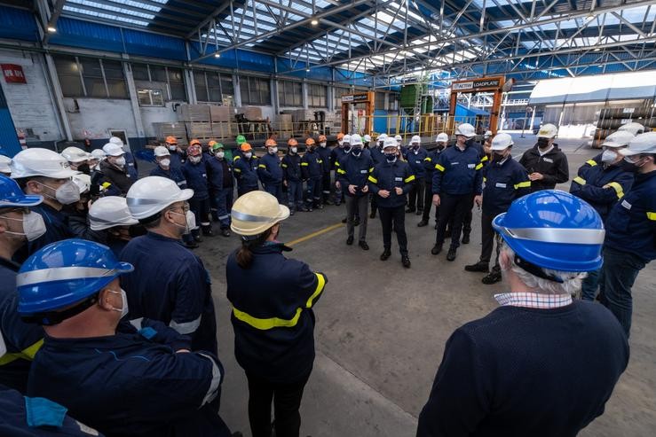 O presidente da Xunta, Alberto Núñez Feijóo, acompañado polo vicepresidente segundo, Francisco Conde, reúnese con directivos de Showa Denko Carbon Spain. DAVID CABEZÓN 