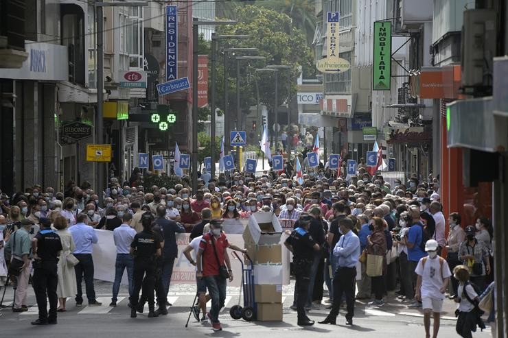 Arquivo - Un grupo de persoas durante a manifestación contra o peche de oficinas da entidade Abanca ante a sede de Abanca na Coruña, a 2 de setembro de 2021, na Coruña, Galicia, (España). O obxectivo da protesta, convocada polos ayuntami. M. Dylan - Europa Press - Arquivo / Europa Press