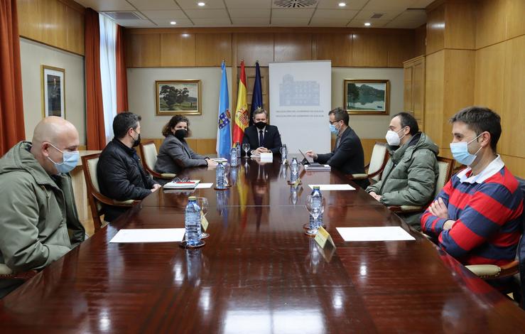 O delegado do Goberno en Galicia, José Miñones, e a subdelegada do Goberno na Coruña, María Rivas, reúnese co comité de empresa de Alu Ibérica. DELEGACIÓN DO GOBERNO 