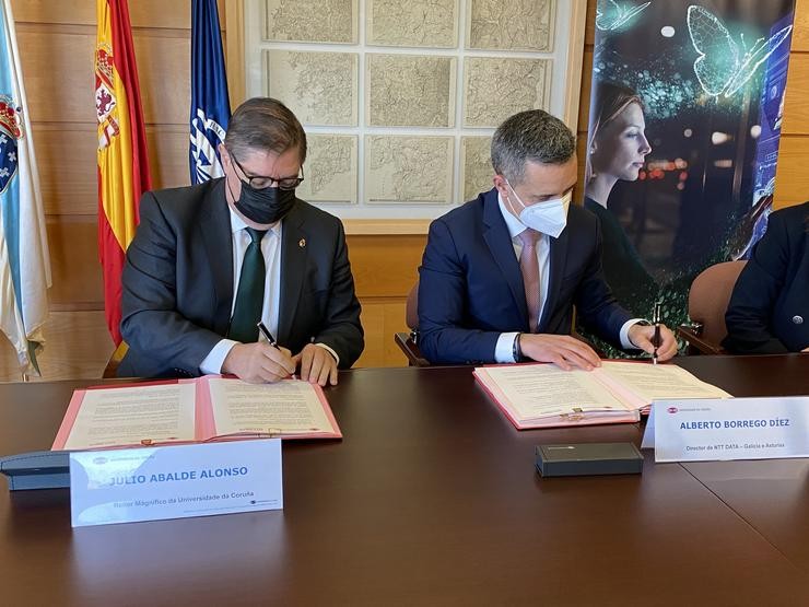 O reitor da UDC, Xullo Abalde, e o director das de Galicia e Asturias de NTT DATA, Alberto Borrego, asinan o convenio de creación da Cátedra. UDC / Europa Press