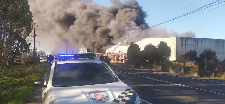 Incendio nunha nave de aceites usados de Santa Comba / QPC