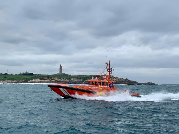 Salvamar Betelgeuse ante a Torre de Hércules. SALVAMENTO MARÍTIMO / Europa Press