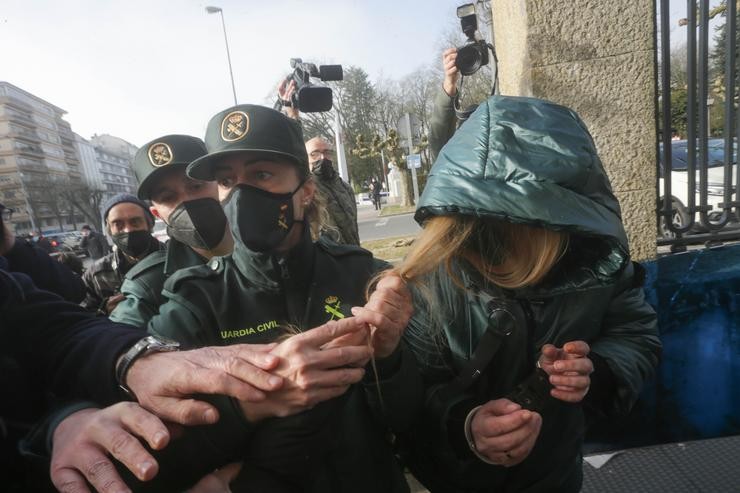 A asasina da súa filla Desirée Leal, Ana Sandamil (c), á súa chegada ao primeiro día do xuízo polo crime, na Audiencia Provincial de Lugo, a 7 de febreiro de 2022, en Lugo.  Carlos Castro - Europa Press