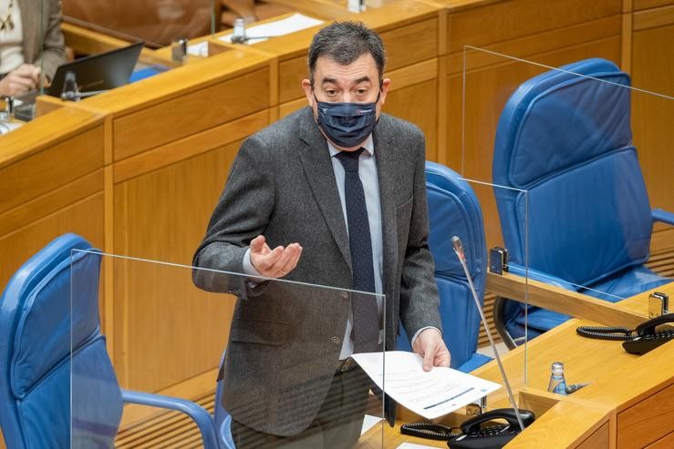 O conselleiro de Cultura, Educación e Universidade, Román Rodríguez, responde a varias preguntas no pleno da Cámara galega. DAVID CABEZÓN @ XUNTA 