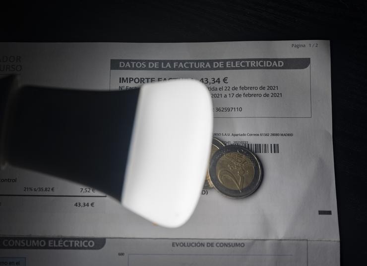Arquivo - Unha lámpada reflicte o importe dunha factura o día en que o prezo da luz marcou un mínimo por primeira vez en dous meses, a 27 de decembro de 2021, en Madrid, (España).. Eduardo Parra - Europa Press - Arquivo / Europa Press