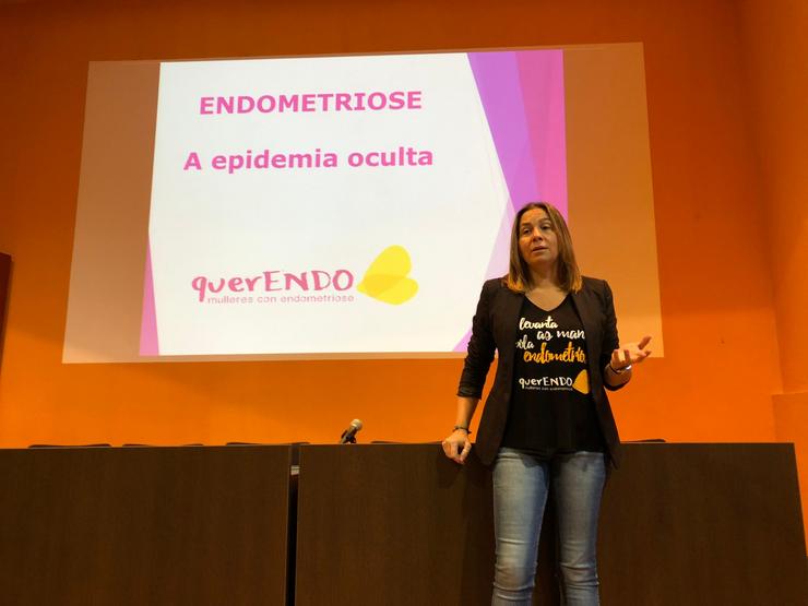 Cristina Fernández, presidenta de QuerEndo, nunha charla sobre a endometriose 