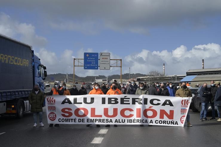 Traballadores de Alu Ibérica cunha pancarta, durante unha manifestación fronte á fábrica de Alcoa, a 3 de marzo de 2022, na Coruña / M. Dylan - Europa Press. / Europa Press