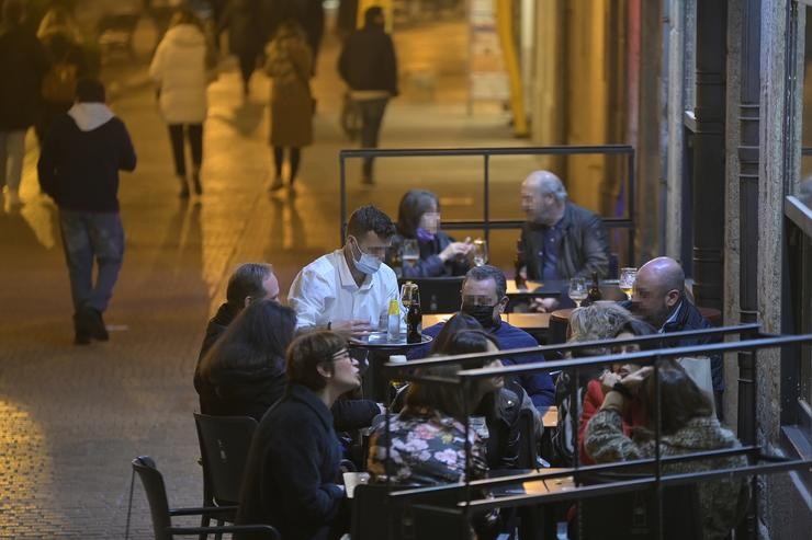 Cidadáns nunha zona de canas/copas a noite que se eliminan as limitacións horarias para a hostalaría galega, a 11 de febreiro de 2022, na Coruña. M. Dylan - Europa Press / Europa Press