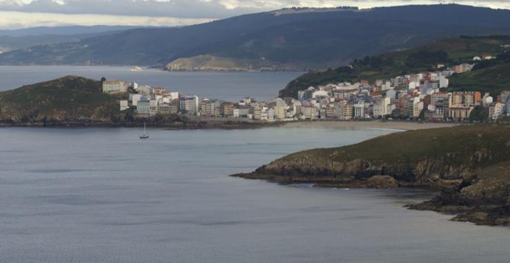 Malpica de Bergantiños co Monte Neme ao fondo onde se instalará unha gran proxecto eólico / Petón do Lobo