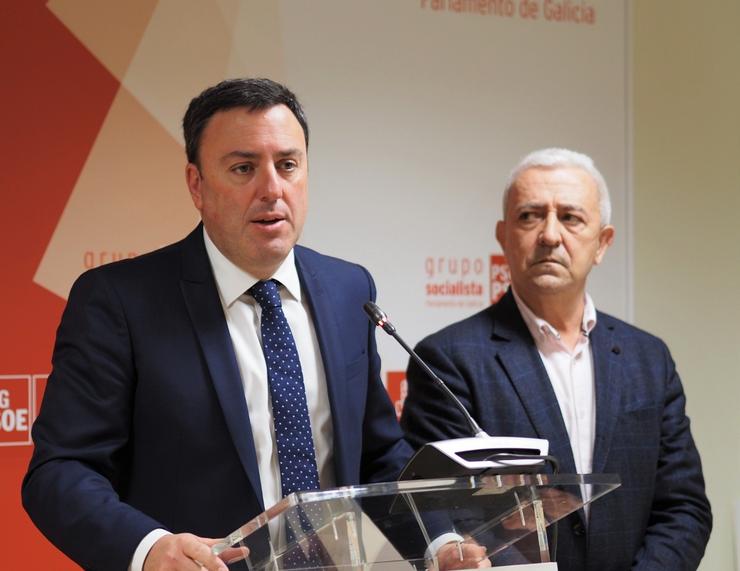 O secretario xeral do PSdeG, Valentín González Formoso, e o portavoz do Grupo Socialista, Luís Álvarez; durante unha rolda de prensa na Cámara galega. PSDEG