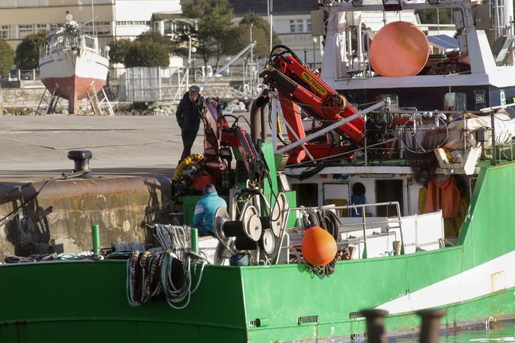 Varios pescadores nun barco no porto de Celeiro, a 8 de marzo de 2022, en Viveiro, Lugo / Carlos Castro - Europa Press.