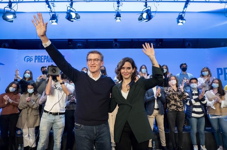 O presidente da Xunta de Galicia e precandidato á presidencia do PP nacional, Alberto Núñez Feijóo, e a presidenta da Comunidade de Madrid, Isabel Díaz Ayuso, nun encontro de afiliados en Madrid, a 15 de marzo de 2022 / Alberto Ortega - Europa Press.