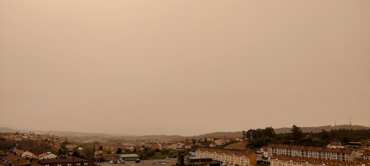 Vista do norte de Santiago de Compostela no mércores 15 de marzo de 2022, baixo o ceo da calima/Twitter: @BeniLado 