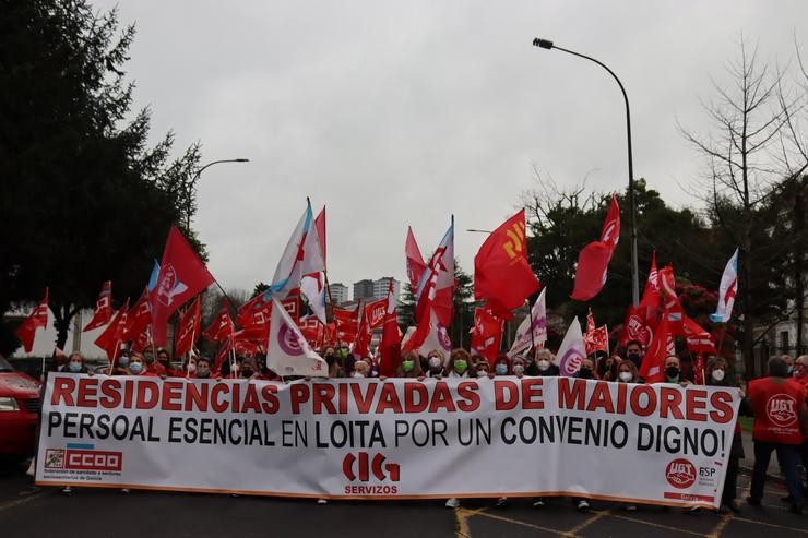 Manifestación en Santiago das traballadoras de residencias privadas. CIG / Europa Press
