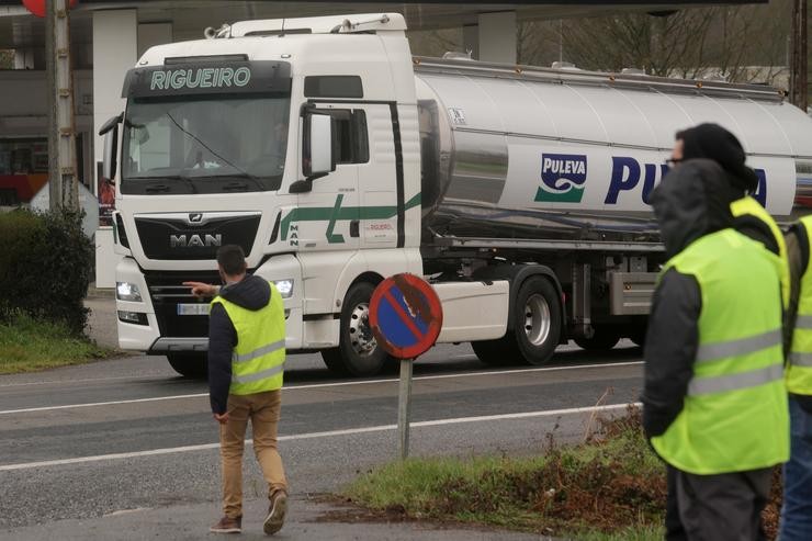 Transportistas forman piquetes na estrada N-V no terceiro día de folga indefinida do transporte de mercadorías, a 16 de marzo de 2022. 