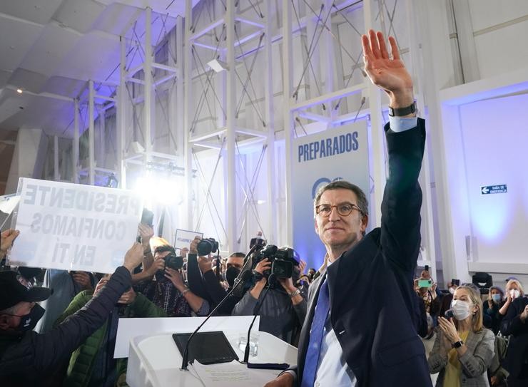 O presidente da Xunta de Galicia e candidato á presidencia do PP nacional, Alberto Núñez Feijóo, saúda na celebración dun acto do PP de Galicia na Cidade da Cultura.. Álvaro Ballesteros - Europa Press 