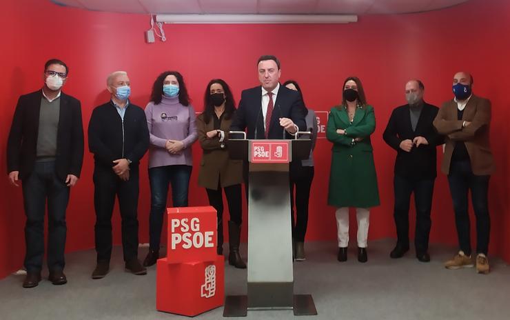 O secretario xeral do PSdeG, Valentín González Formoso, en rolda de prensa acompañado por membros da dirección do partido 