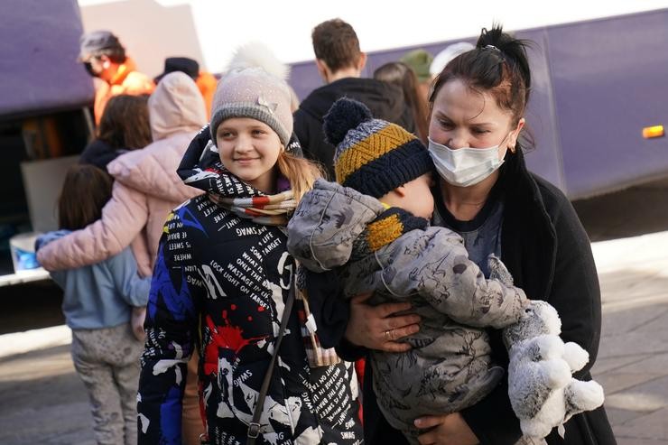 Unha nai e os seus dous fillos refuxiados ucraínos á súa chegada a Santiago de C0mpostela 