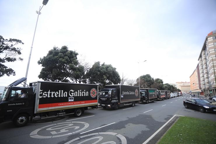 Arquivo - Varios furgóns de Estrela Galicia participan nunha caravana de protesta convocada polo sector hostaleiro na Coruña, Galicia, (España), a 28 de xaneiro de 2021. A manifestación, convocada por SHOSTALERÍA, prodúcese tras o anuncio de novas. M. Dylan - Europa Press - Arquivo / Europa Press