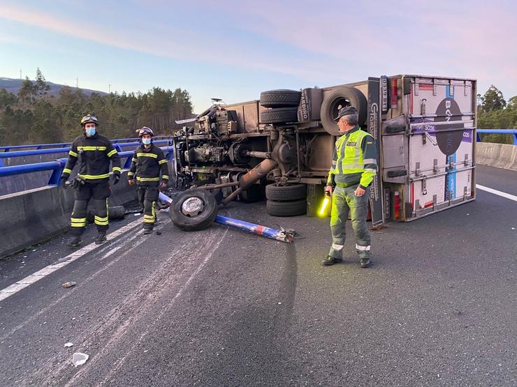 Ferido o condutor dun camión que envorcou tras saírse da vía na AG-53, ao seu paso por Cea (Ourense) 