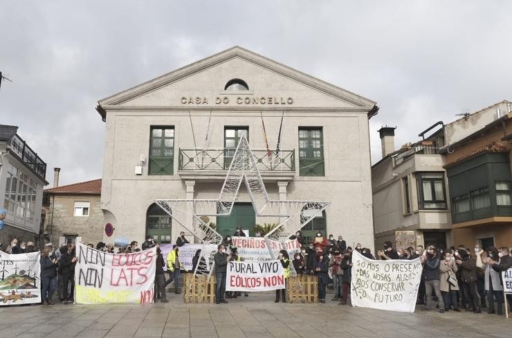 Veciños na praza do Concello de Cerdedo durante a manifestación celebrada o pasado 11 de decembro en contra do parque eólico proxectado no concello